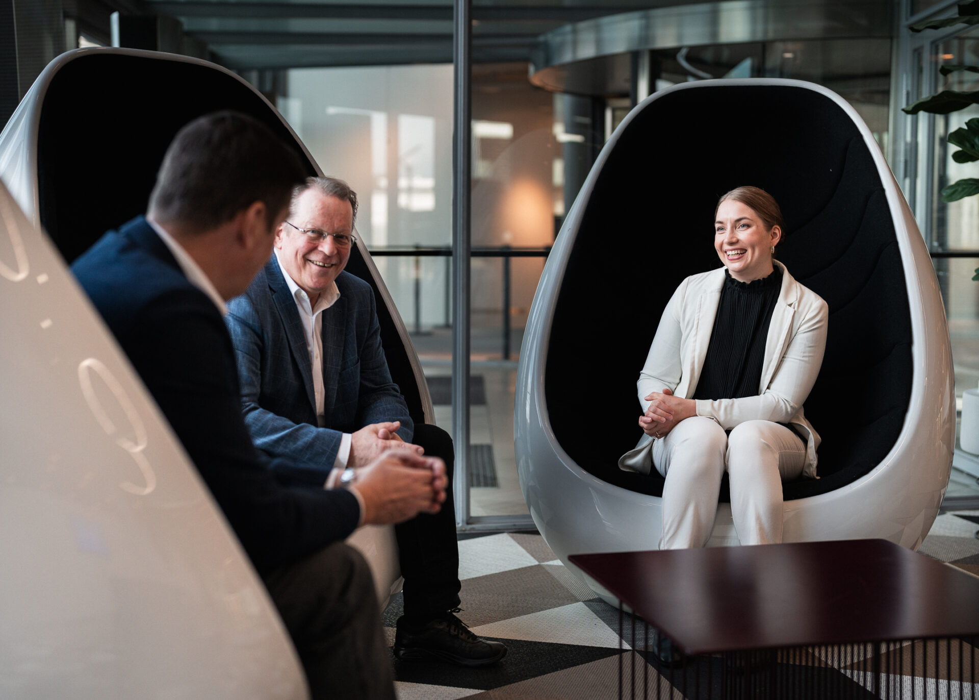 Ihmiset ylittämässä katua Helsingissä.