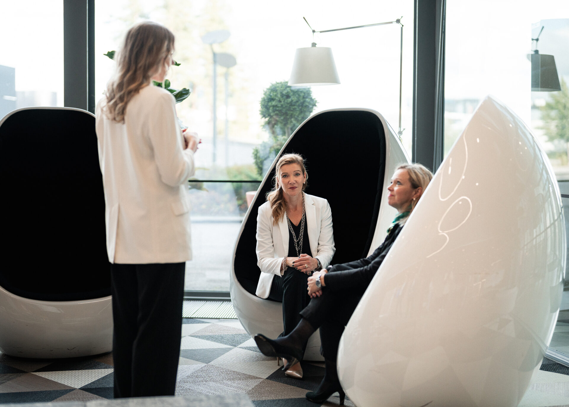 Ihmiset ylittämässä katua Helsingissä.