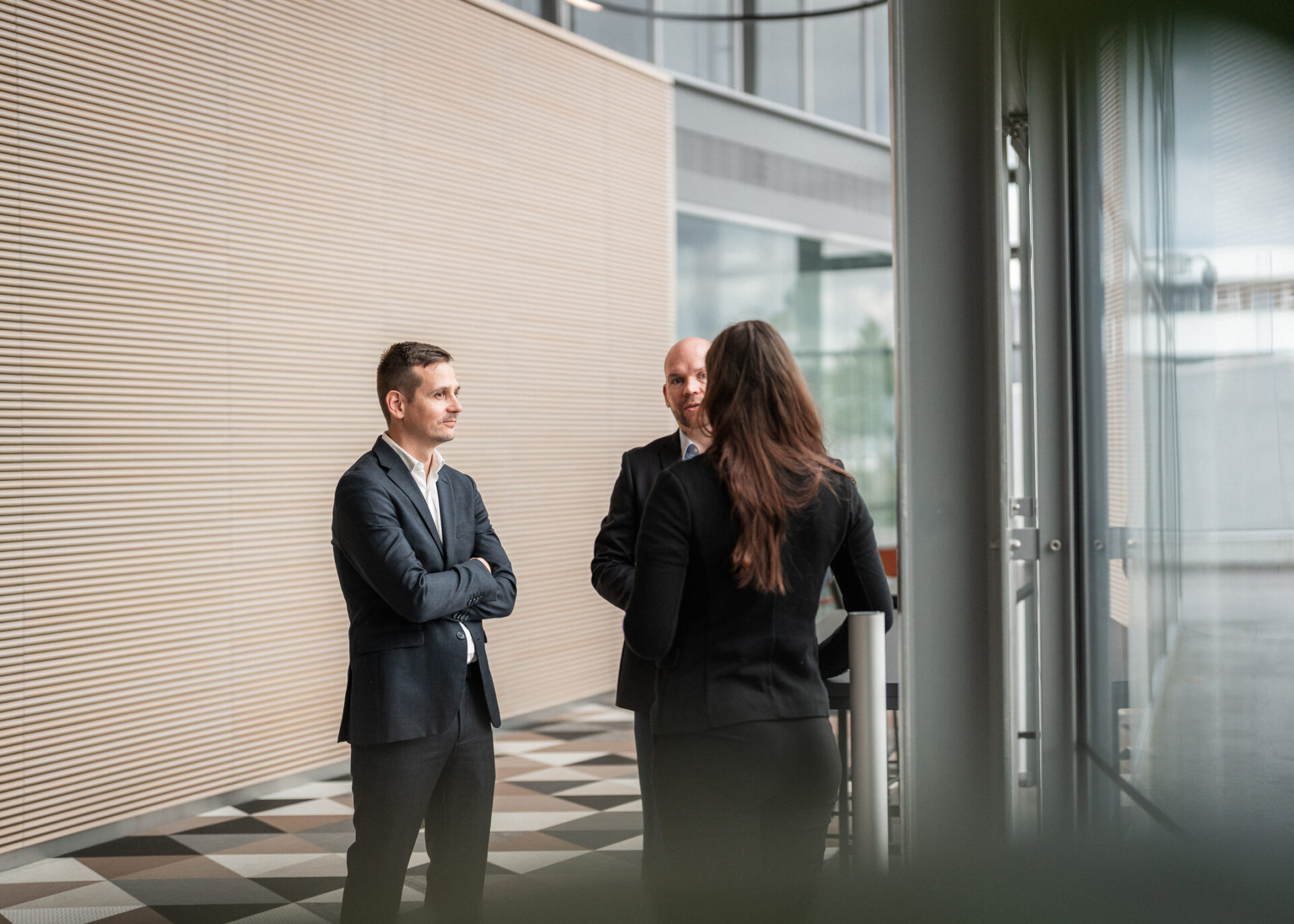 Ihmiset ylittämässä katua Helsingissä.