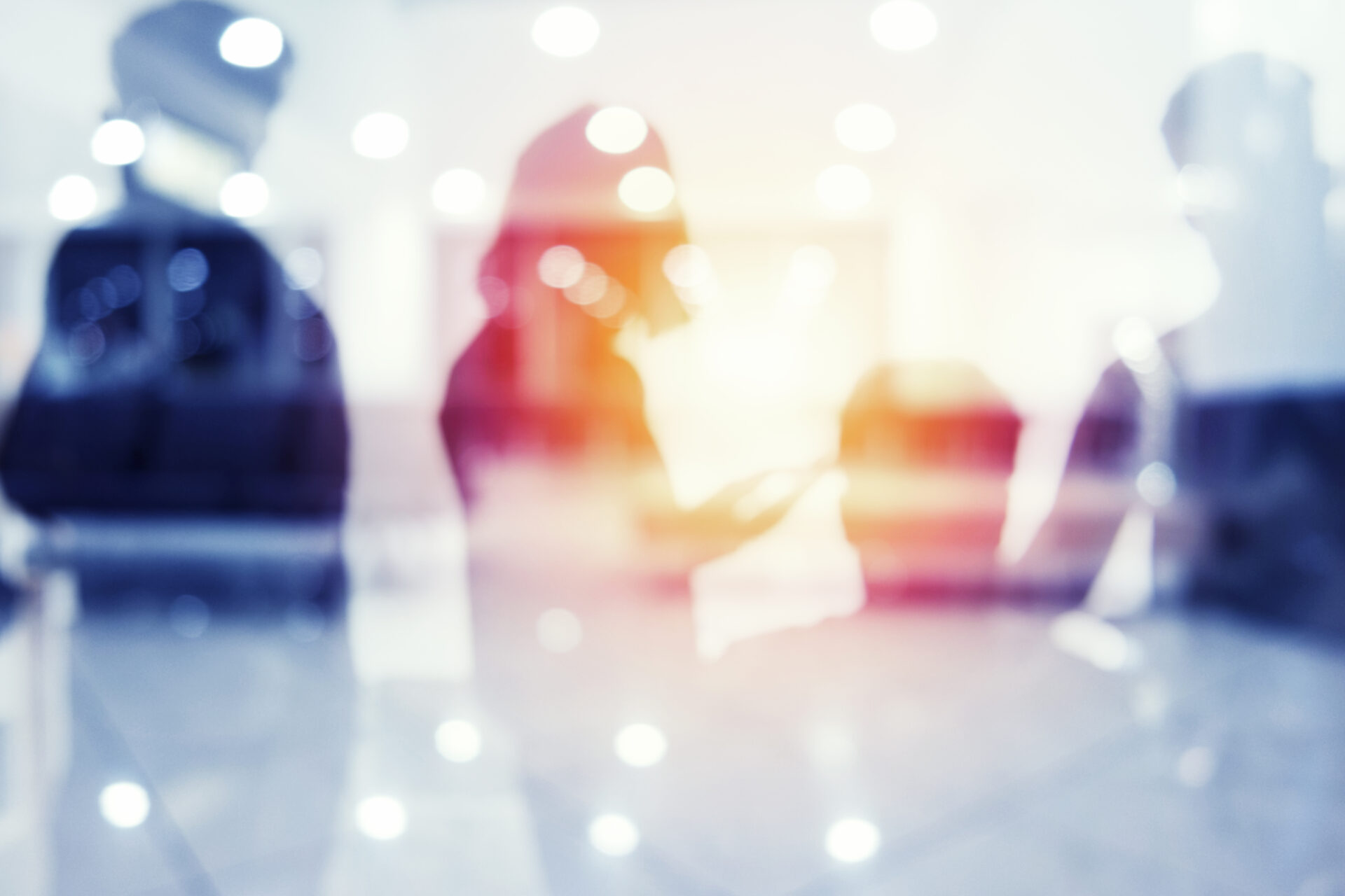 Ihmiset ylittämässä katua Helsingissä.