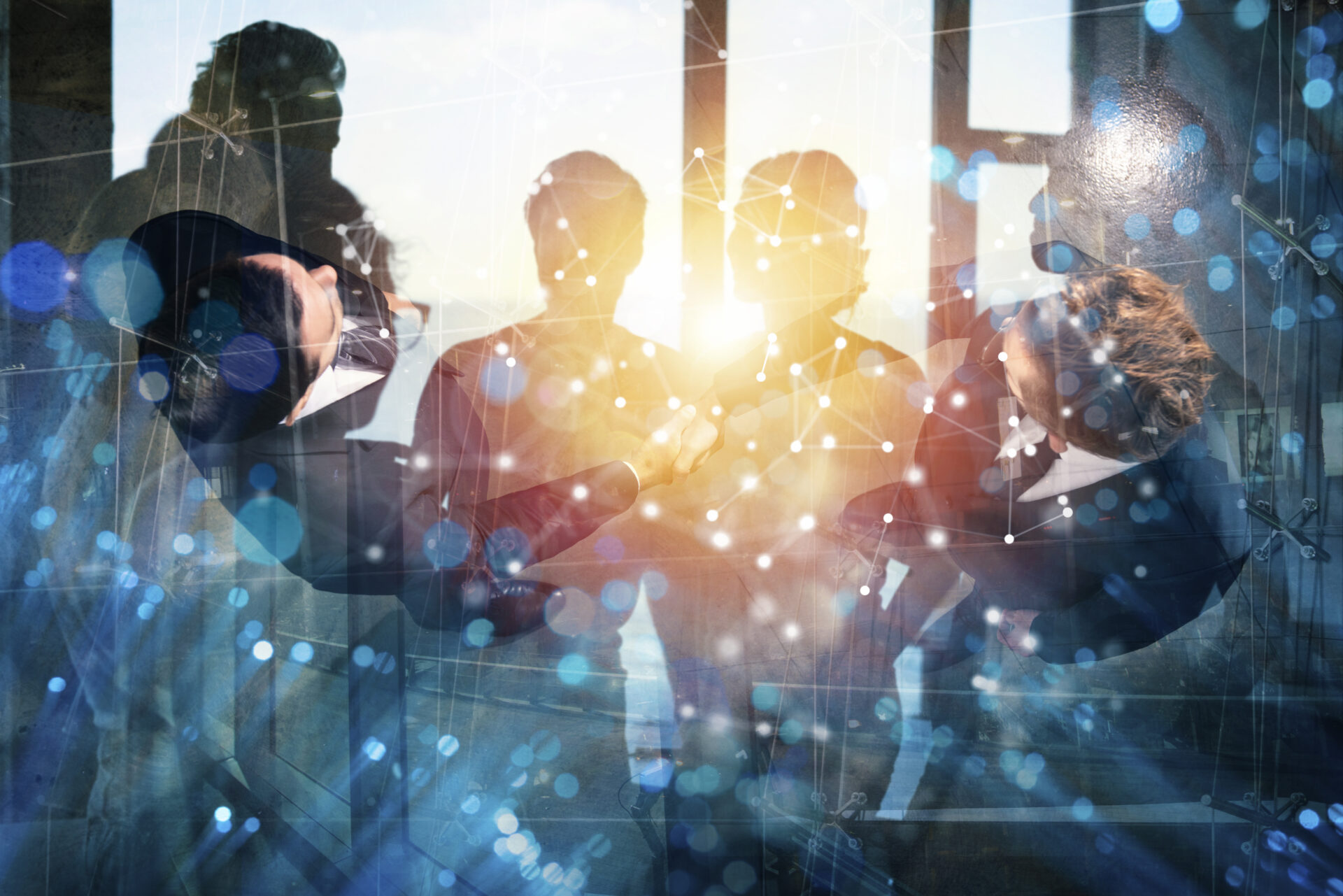 Ihmiset ylittämässä katua Helsingissä.