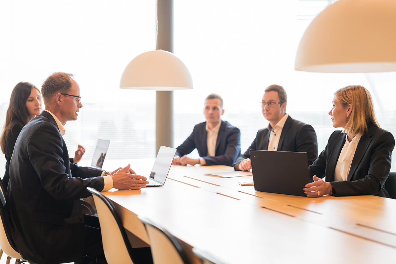 Ihmiset ylittämässä katua Helsingissä.