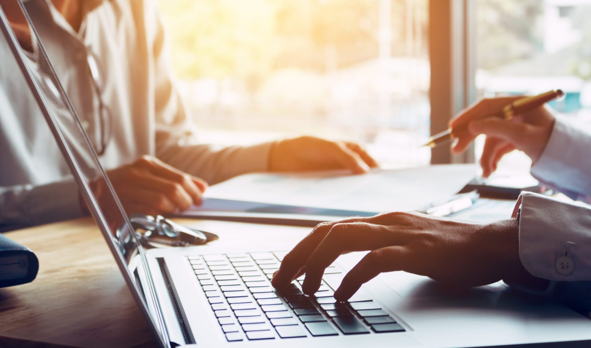 Ihmiset ylittämässä katua Helsingissä.