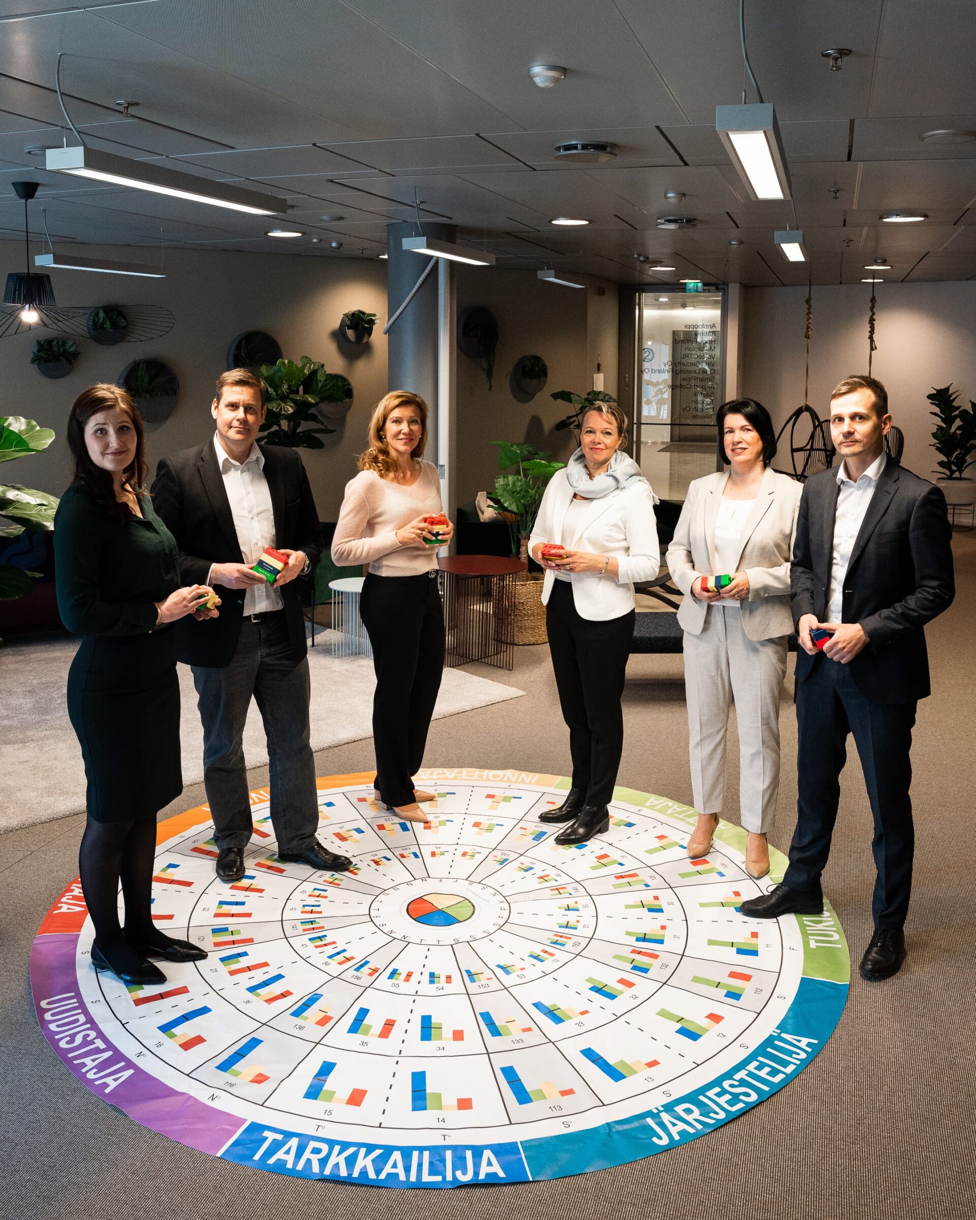 Ihmiset ylittämässä katua Helsingissä.