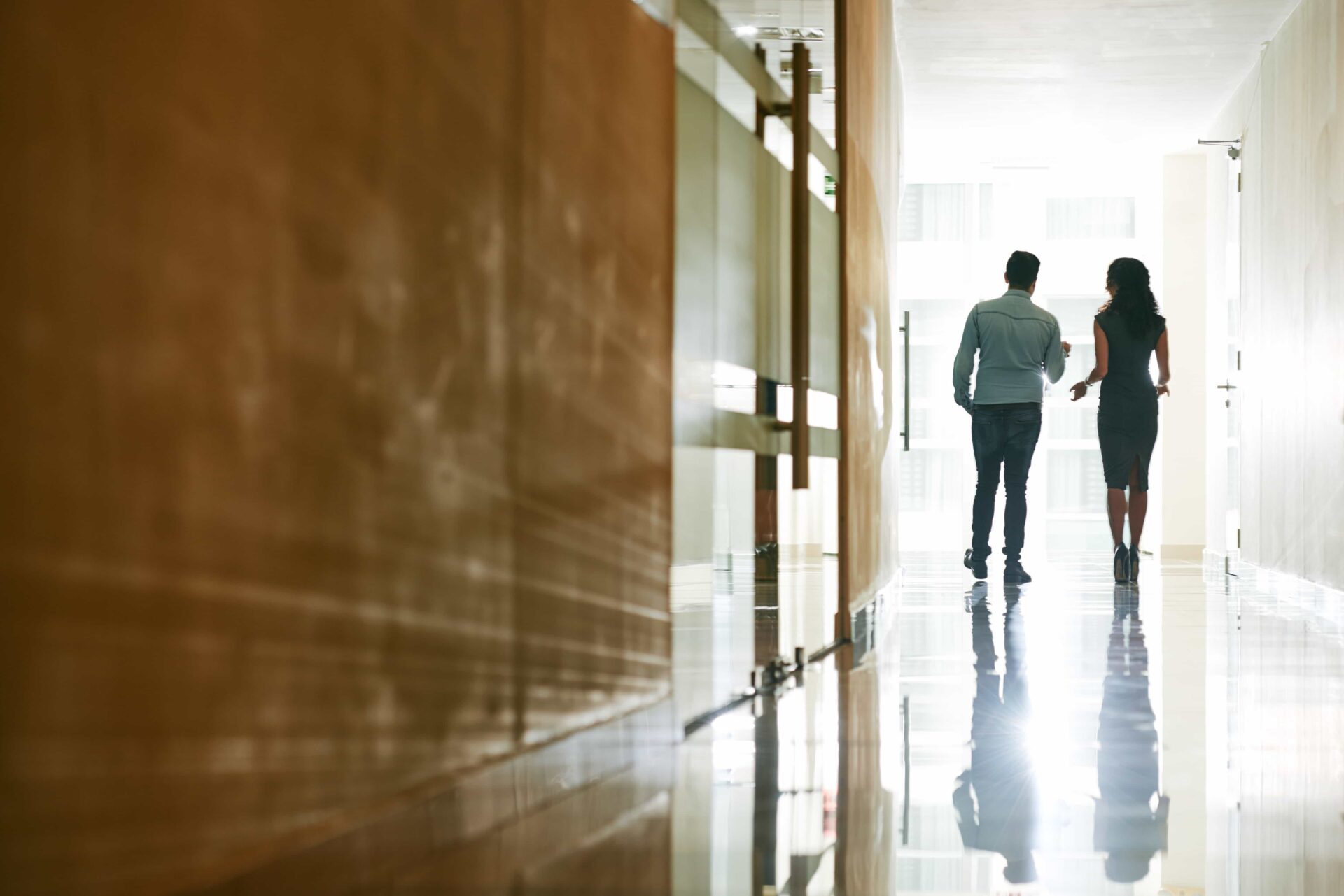 Ihmiset ylittämässä katua Helsingissä.