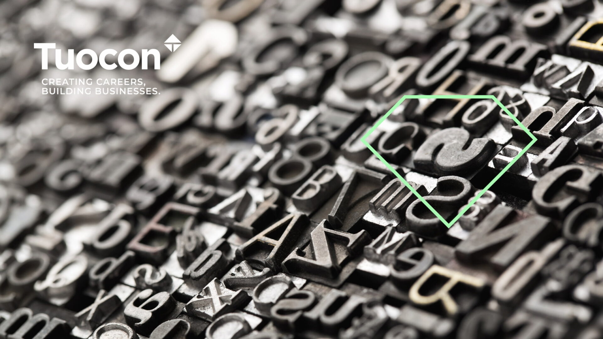 Ihmiset ylittämässä katua Helsingissä.