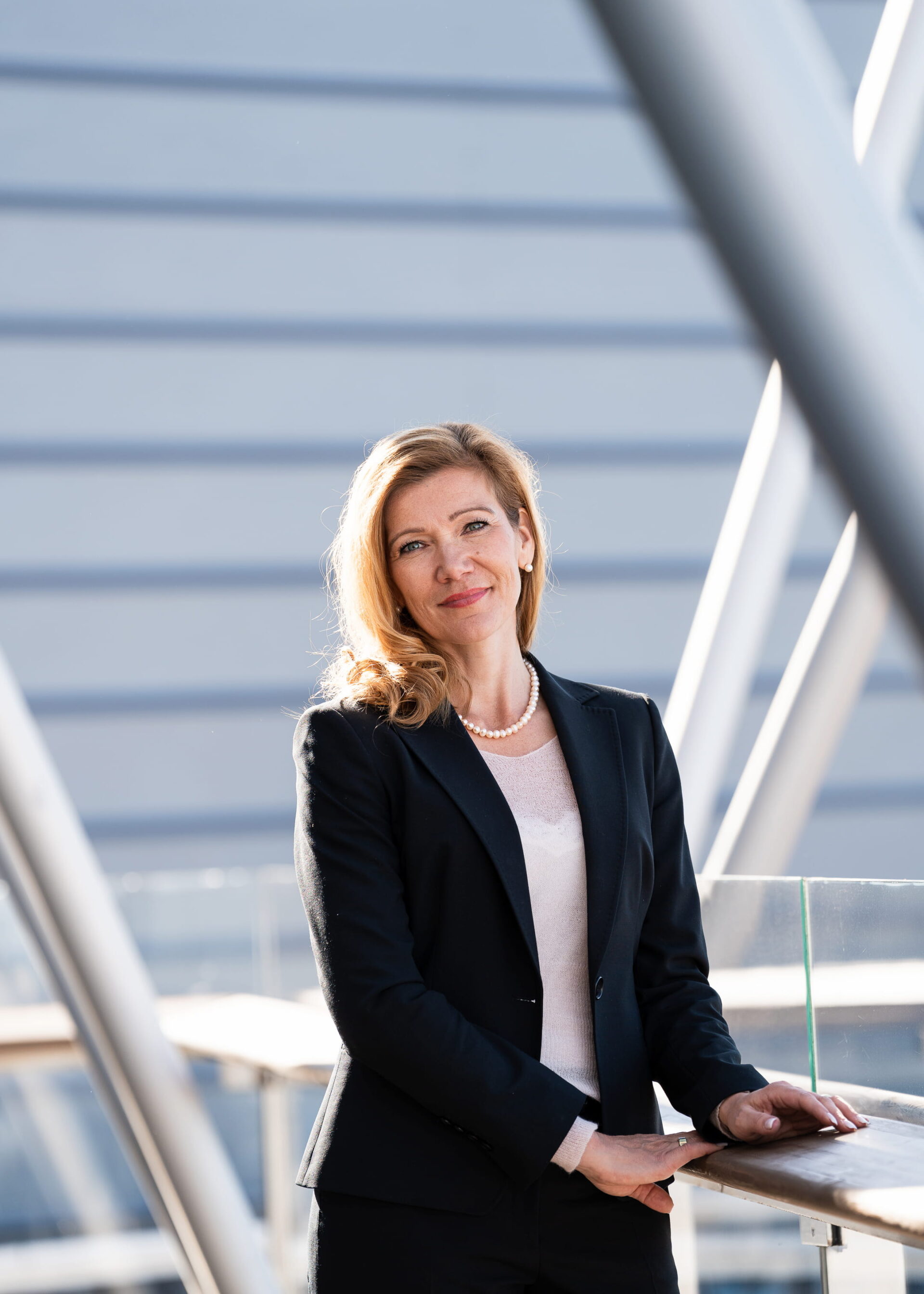 Ihmiset ylittämässä katua Helsingissä.