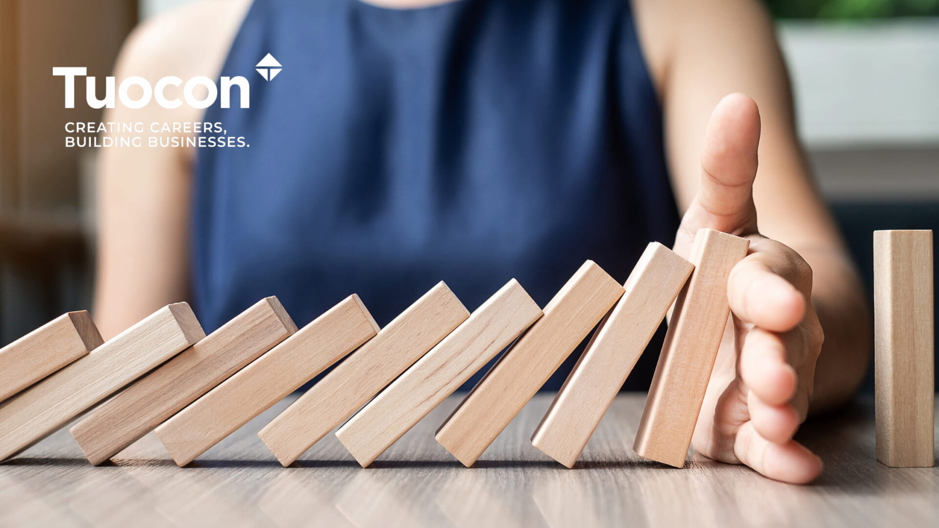 Ihmiset ylittämässä katua Helsingissä.