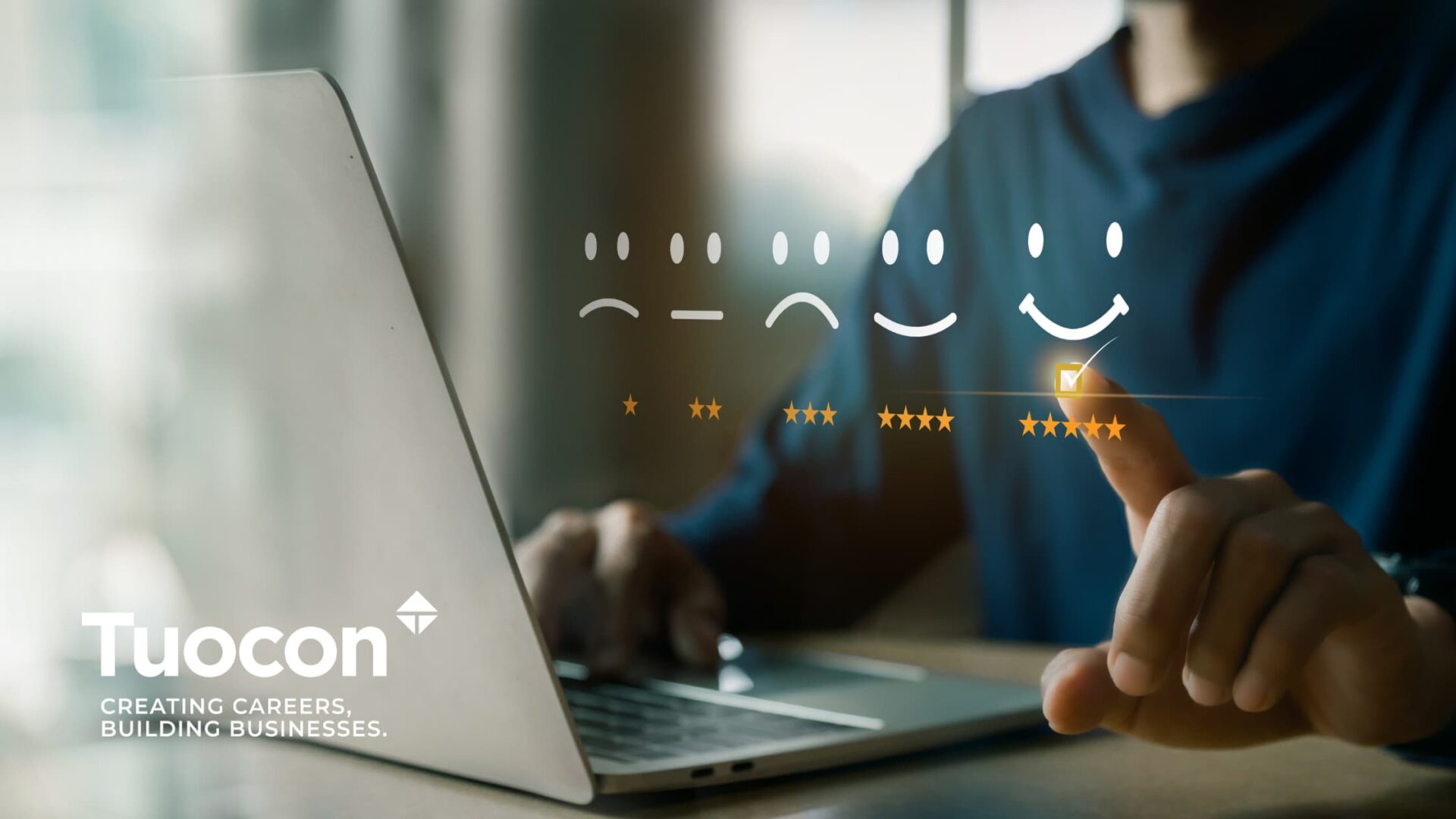 Ihmiset ylittämässä katua Helsingissä.