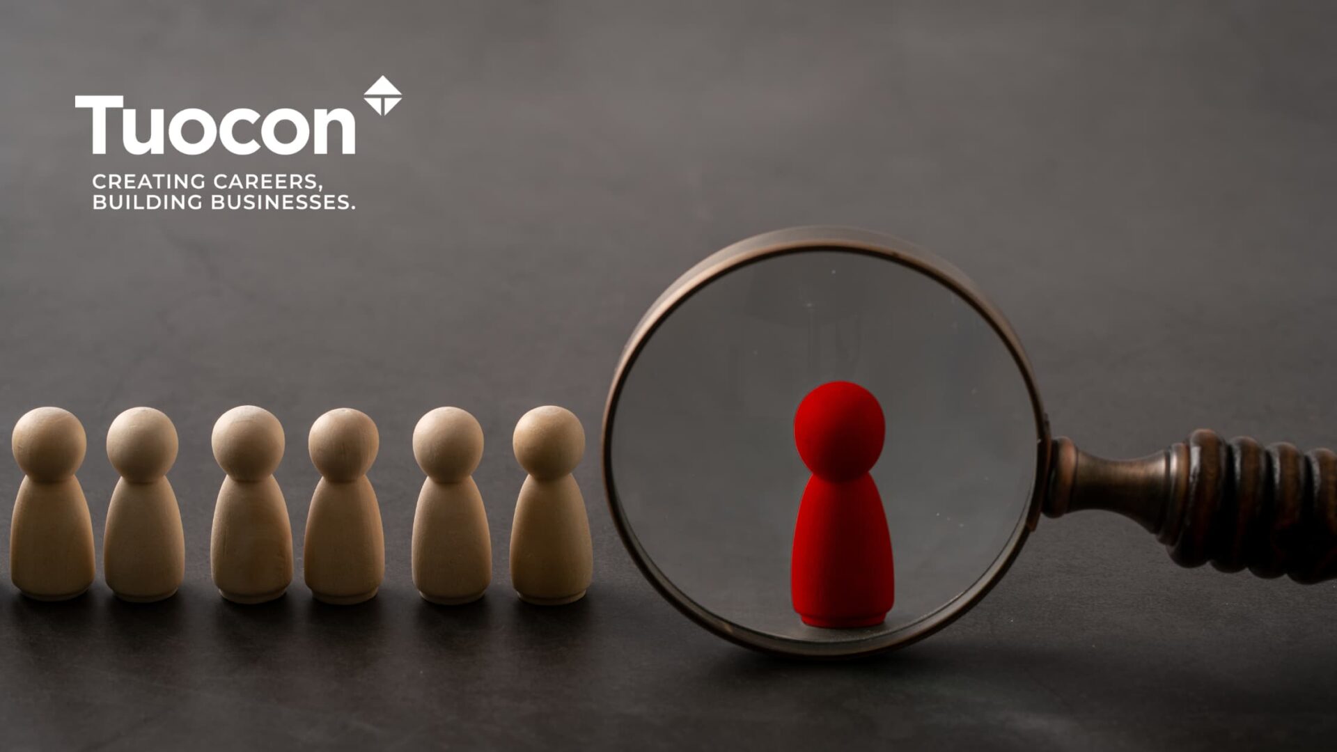 Ihmiset ylittämässä katua Helsingissä.