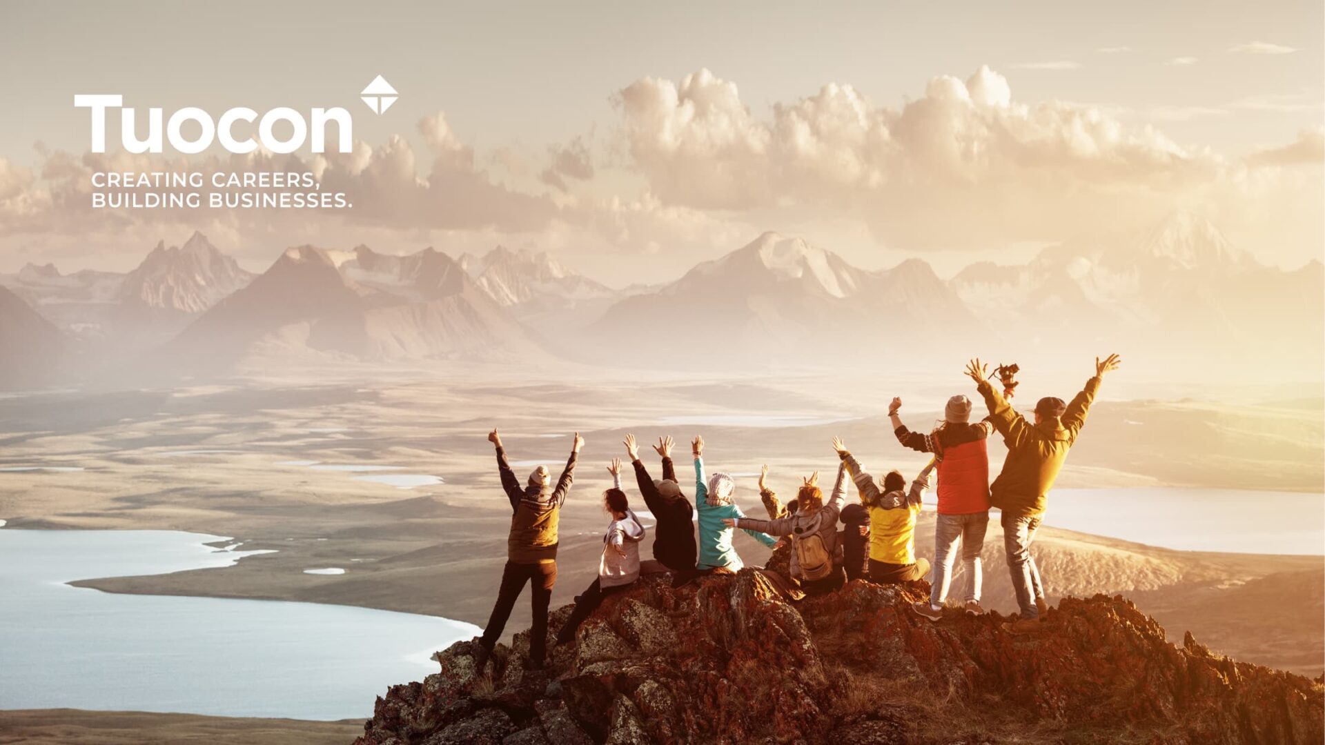 Ihmiset ylittämässä katua Helsingissä.