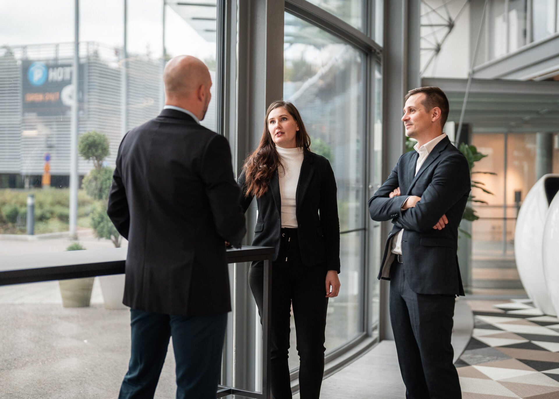 Ihmiset ylittämässä katua Helsingissä.