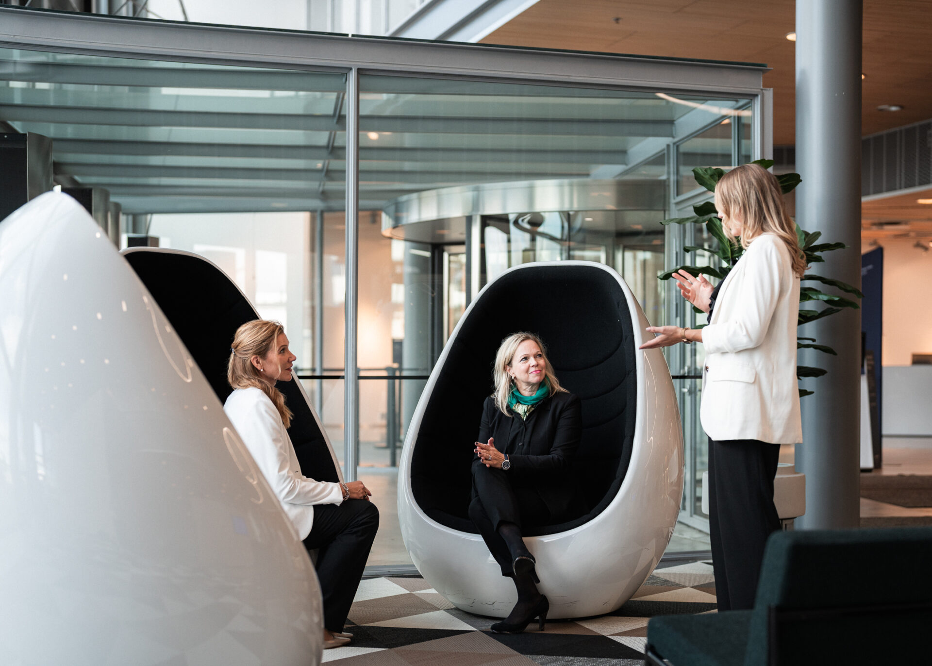 Ihmiset ylittämässä katua Helsingissä.