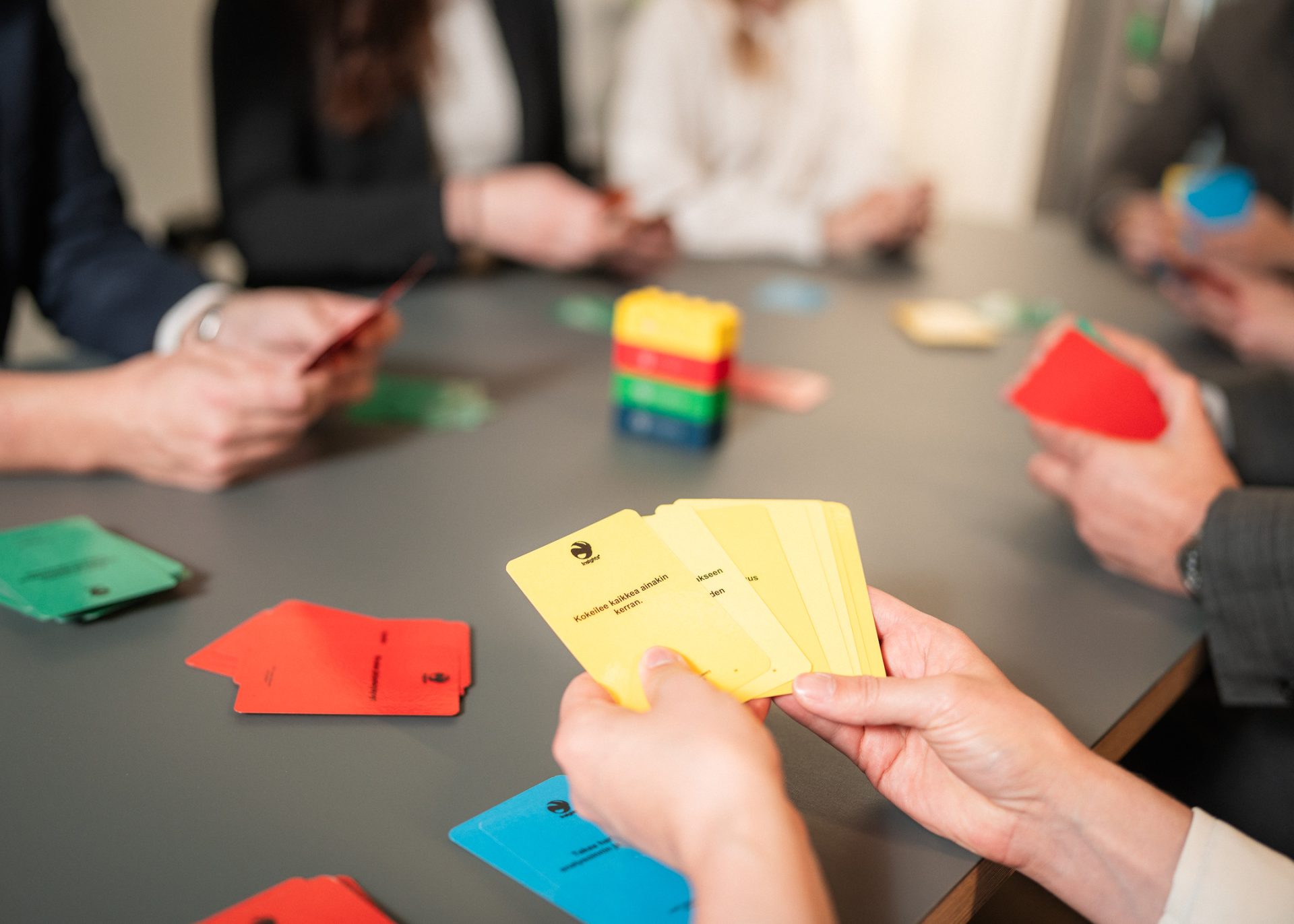 Ihmiset ylittämässä katua Helsingissä.