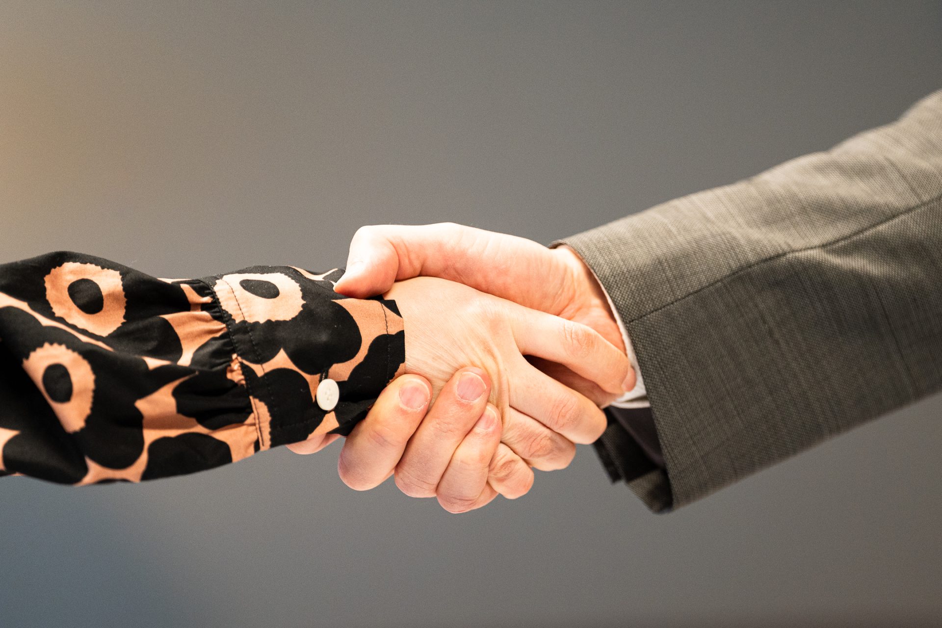 Ihmiset ylittämässä katua Helsingissä.