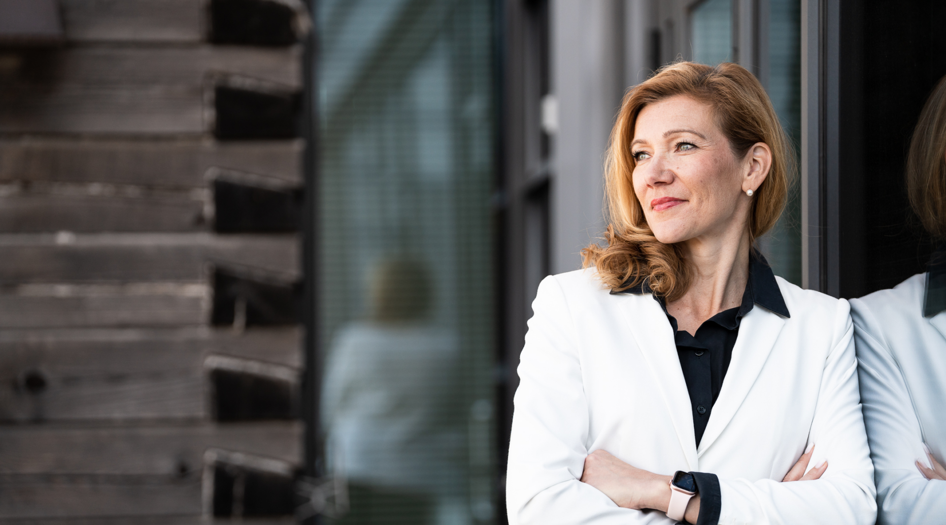 Ihmiset ylittämässä katua Helsingissä.