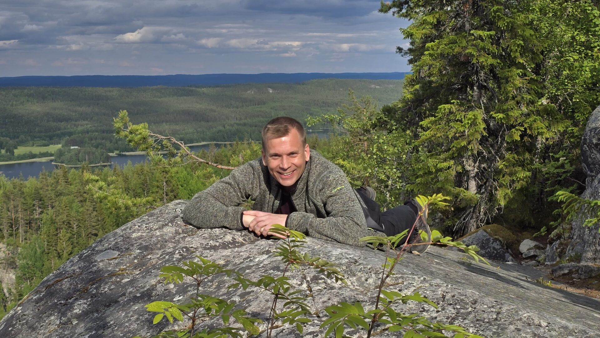 Ihmiset ylittämässä katua Helsingissä.